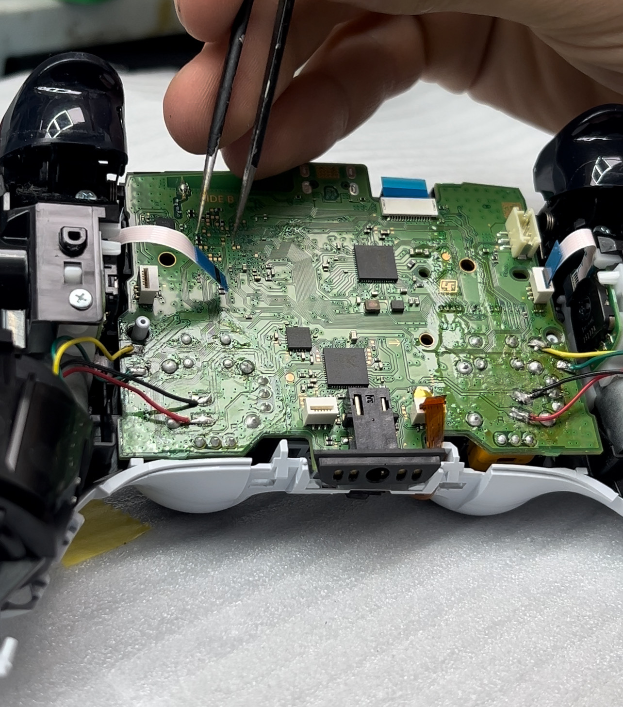 DualSense technical repair process under microscope